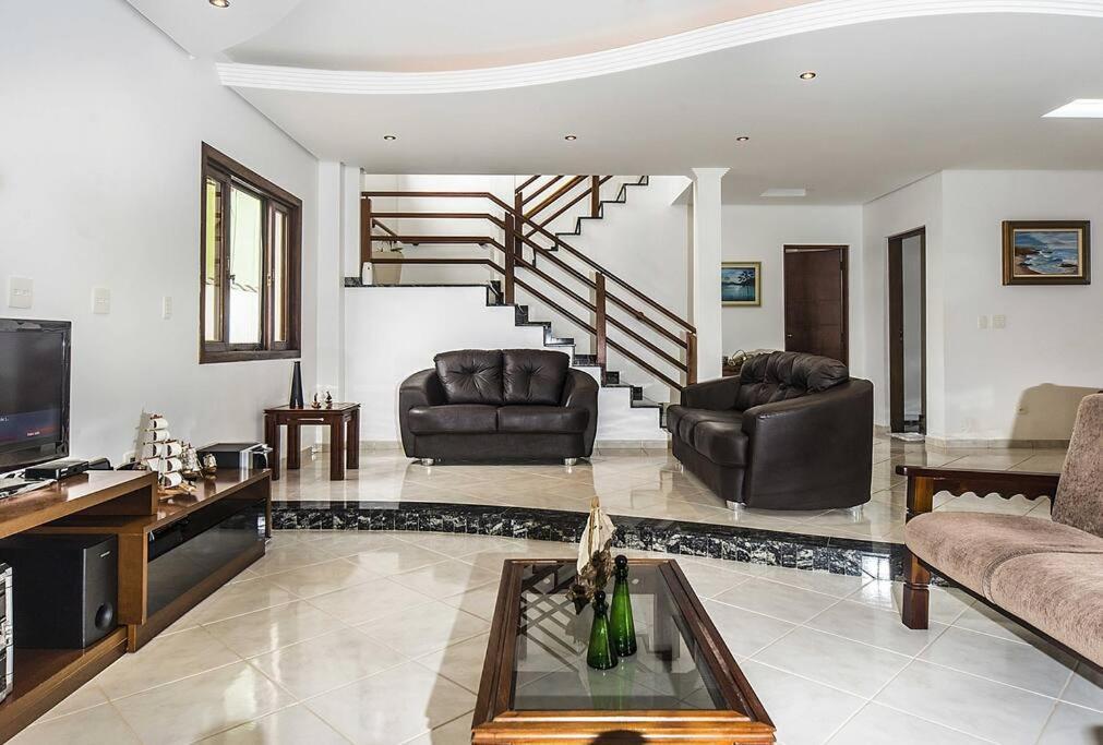 Casa Confortavel E Ampla Com Piscina E Bilhar! *
